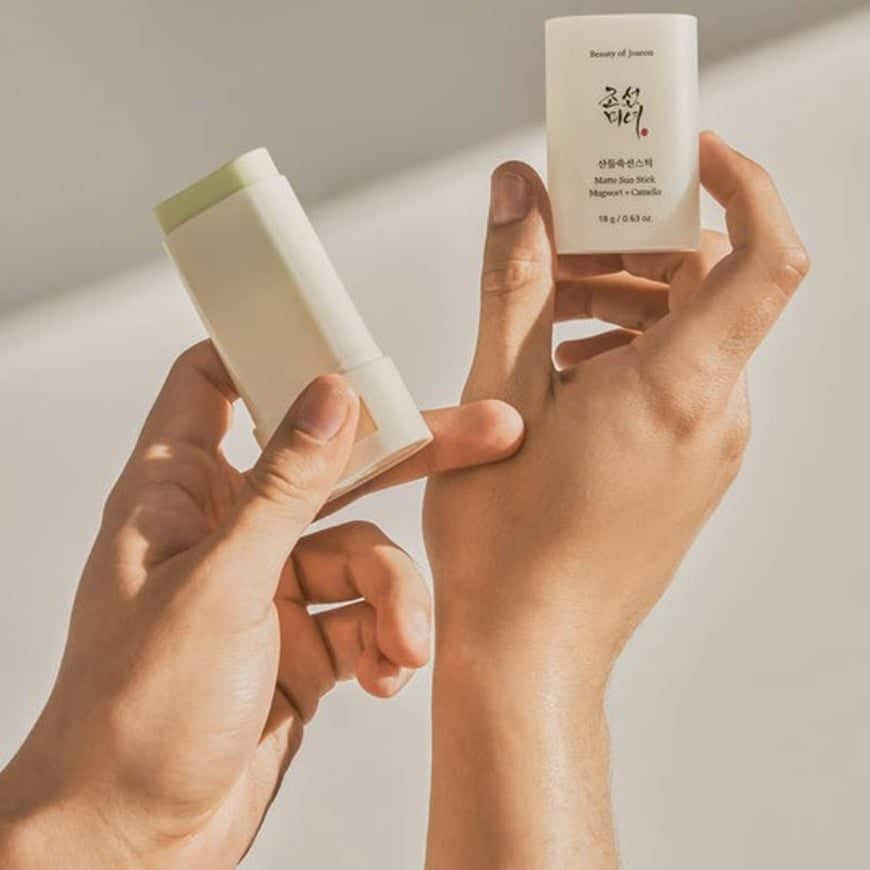 ضد آفتاب استیکی مات کننده بیوتی آف جوسان Beauty Of Joseon Matte Sun Stick Mugwort+Camelia SPF 50+