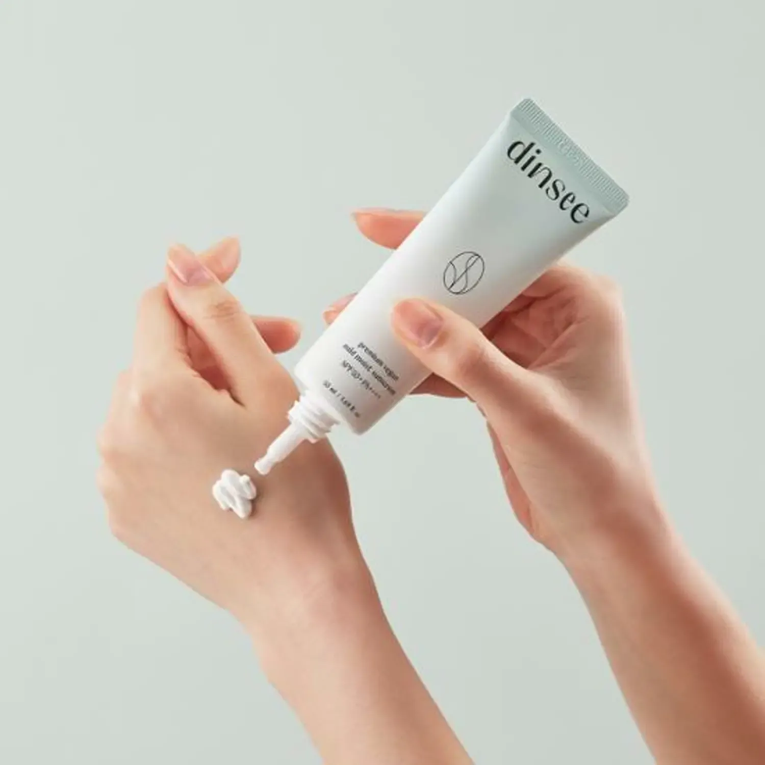 ضد آفتاب ملایم (SPF 50+PA++++)آرام‌بخش و مرطوب‌کننده دینسی dinsee Premium Vegan Mild Sunscreen